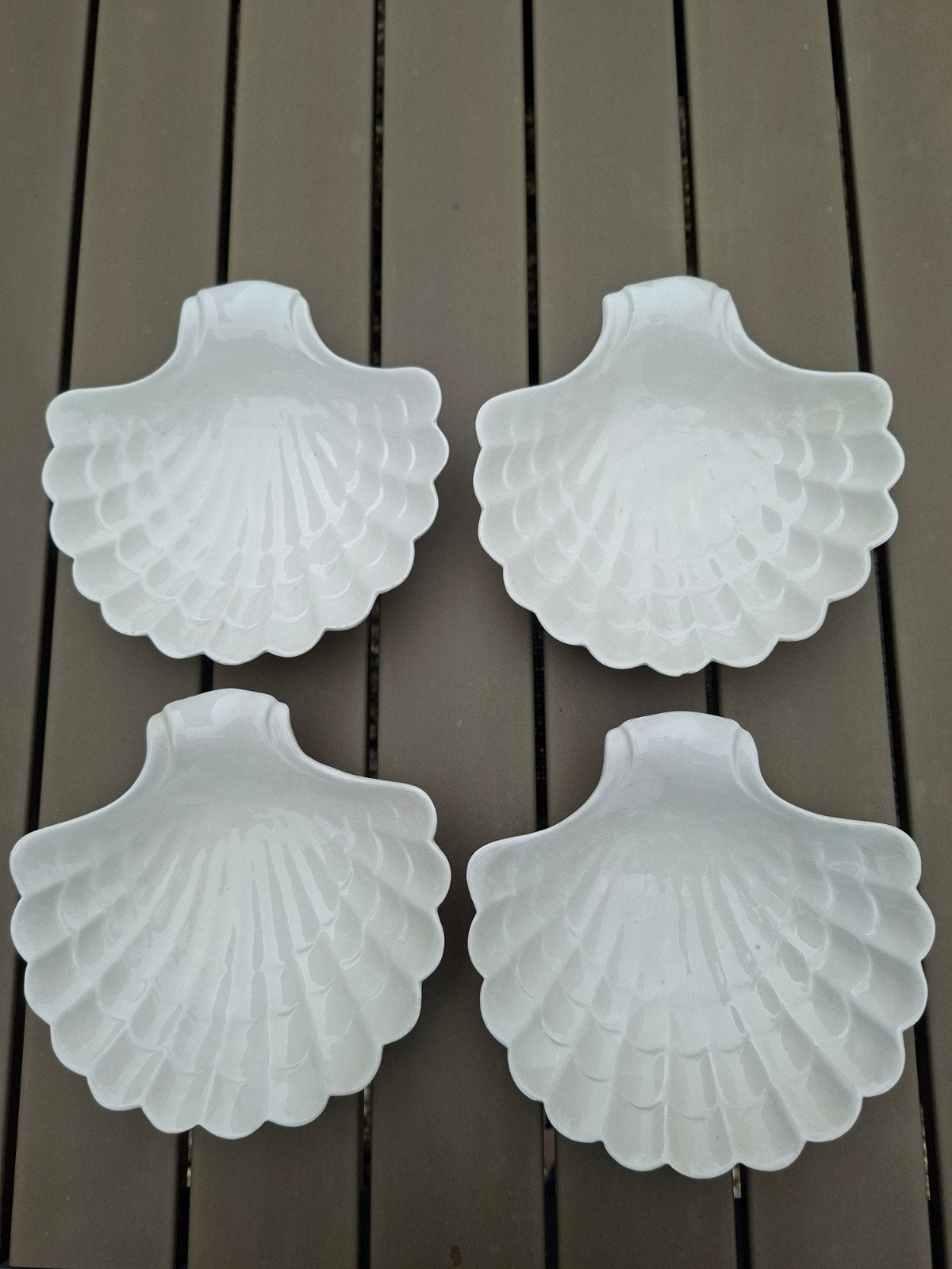 4 borden in de vorm van een schelp, Ophalen of Verzenden, Zo goed als nieuw, Aardewerk, Bord(en)