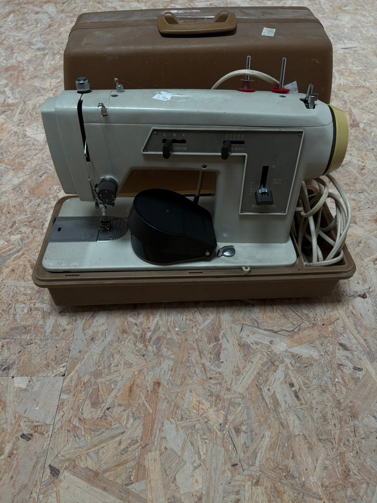 Singer Model 1250 – Werkende vintage naaimachine met koffer, Ophalen
