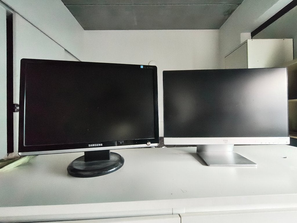 Twee computerschermen (één defect), Computers en Software, Monitoren, Ophalen, Gebruikt, DVI