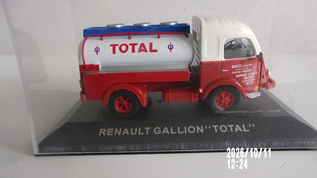 RENAULT GALLION "TOTAL" 1/43 IXO NEUF en VITRINE, Enlèvement ou Envoi, Comme neuf, Voiture, Autres marques