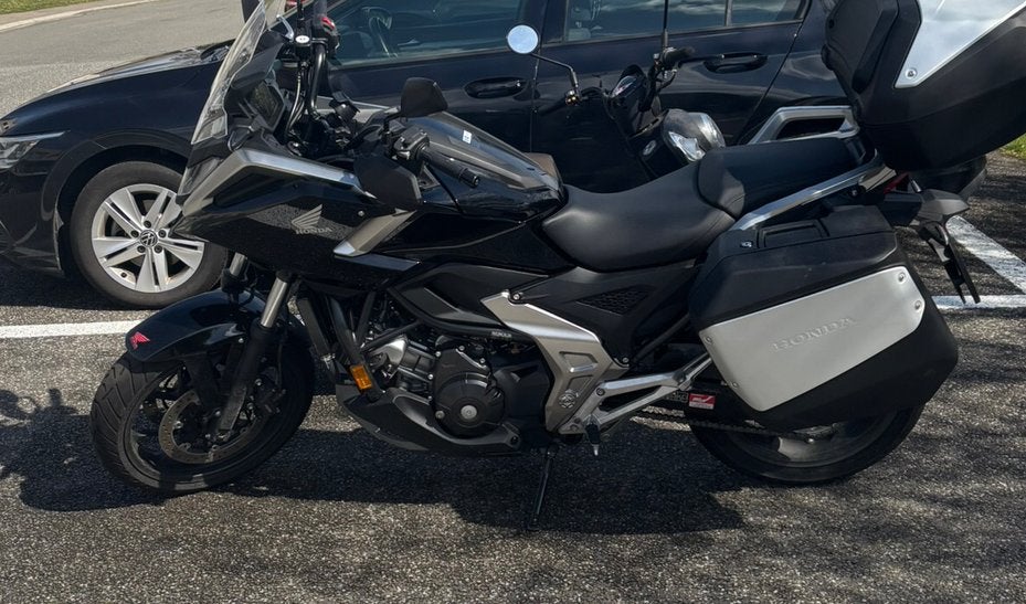 Honda NC750DCT 2025 kleur zwart met twee koffers, Motoren, 750 cc, Nieuw, Motorrijbewijs A, Particulier