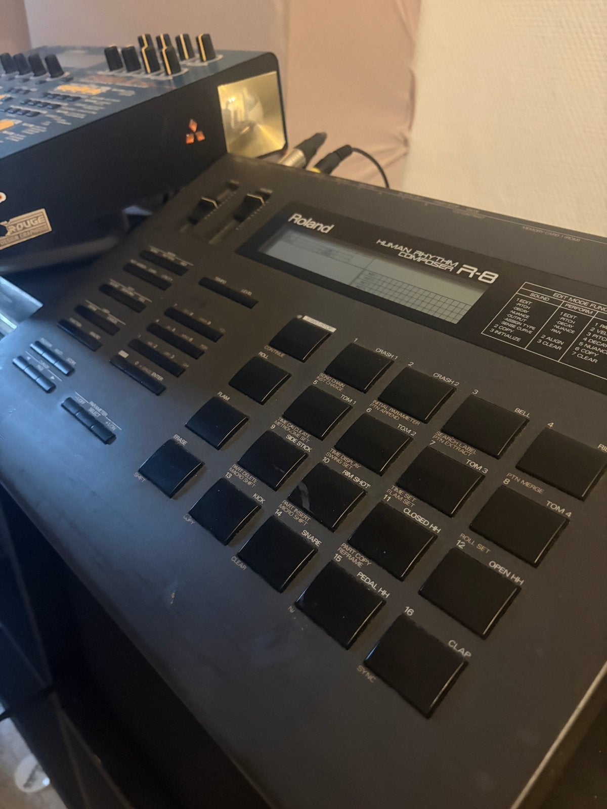 Roland R-8 + Jazz Brush Sn-R8-02, Enlèvement ou Envoi, Utilisé, Roland