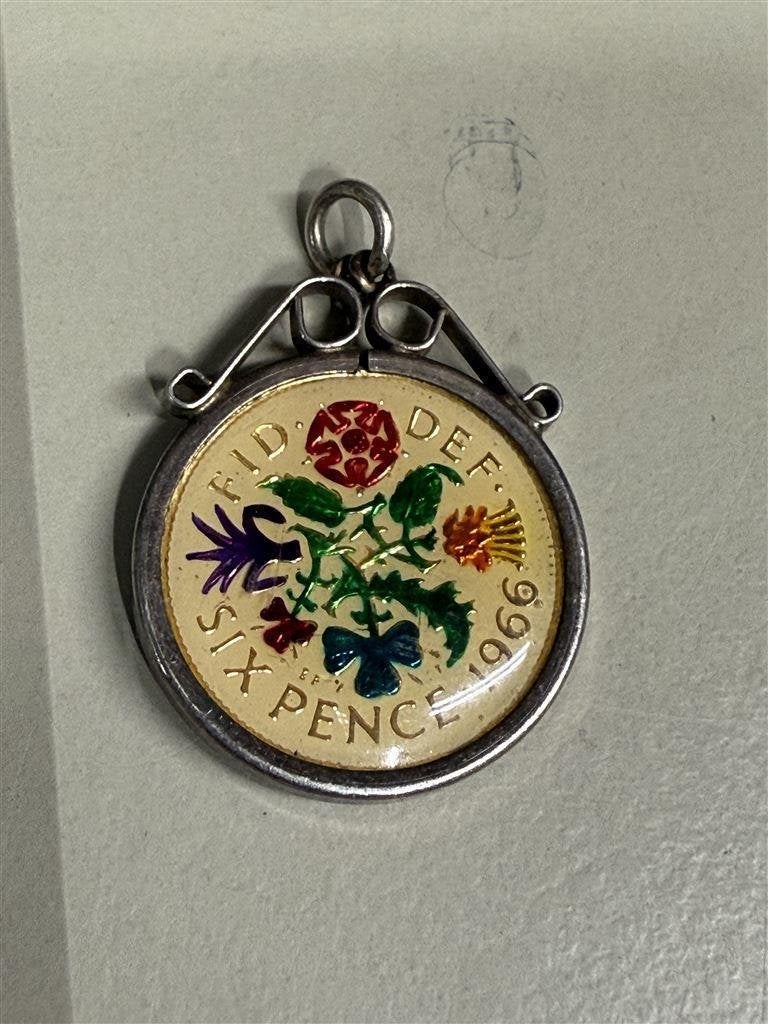 Oude vintage Engelse zilveren hanger met 1966 Sixpence-munt, Bijoux, Sacs & Beauté, Pendentifs, Comme neuf, Enlèvement ou Envoi