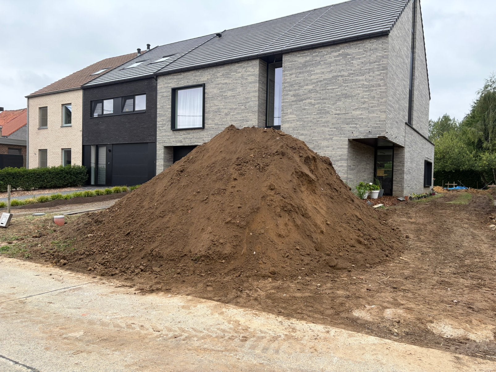 Zwarte grond Gratis, Ophalen