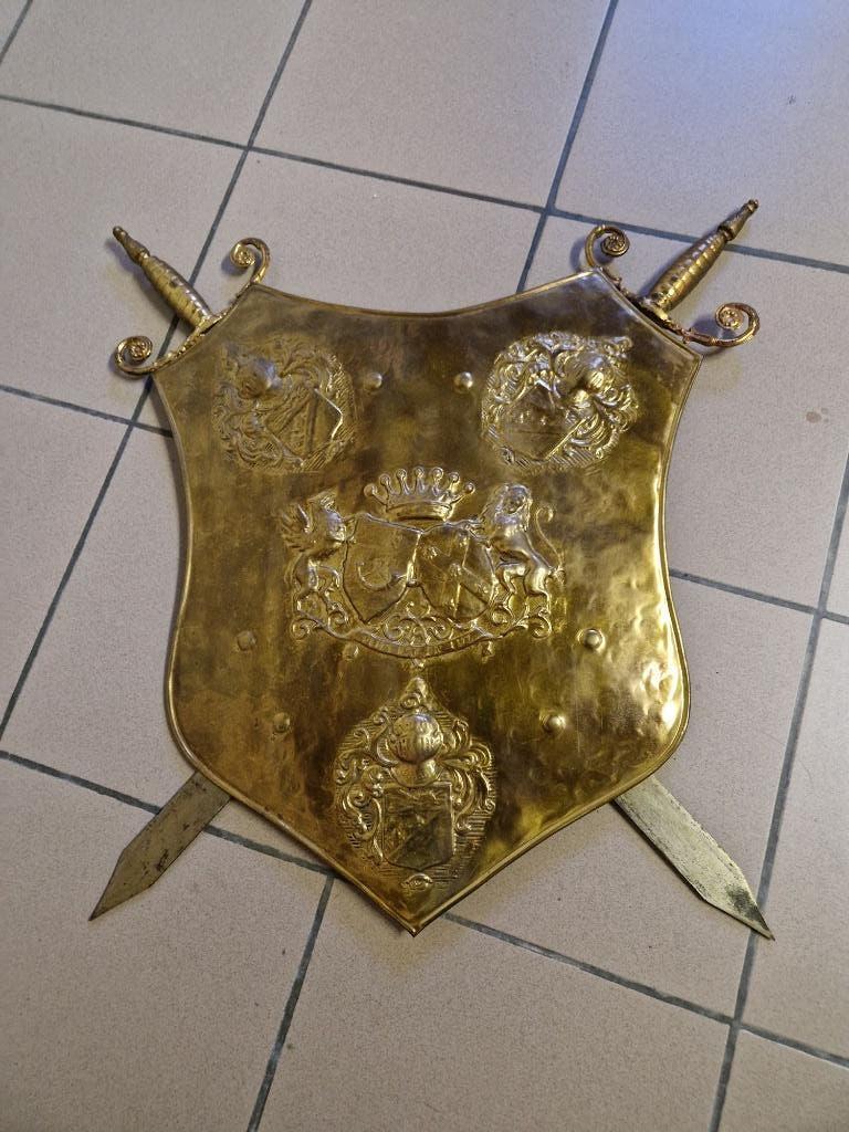 schild en zwaarden om aan muur te hangen, Verzamelen, Militaria | Algemeen, Ophalen, Zwaard of Sabel
