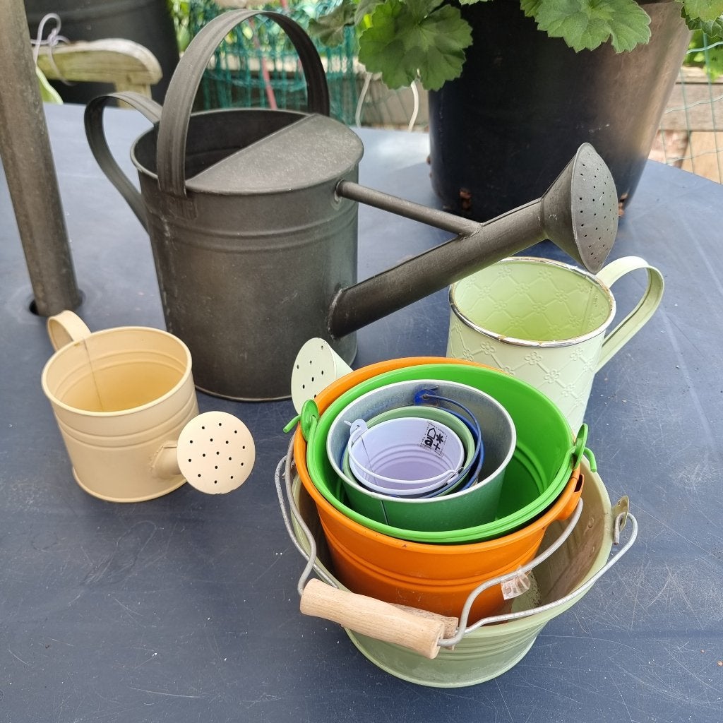 SET grote metalen gieter + 9 metalen cachepotten / decoratie, Enlèvement ou Envoi, Métal