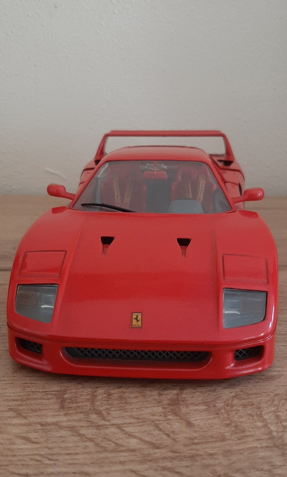Ferrari F40 1987 (1:18).
Burago.
steeds in viterinekast gest, Hobby en Vrije tijd, Ophalen, Burago
