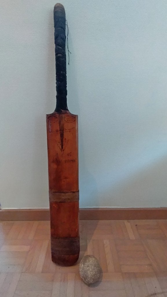 Vintage cricket slagbat met lederen bal, Ophalen