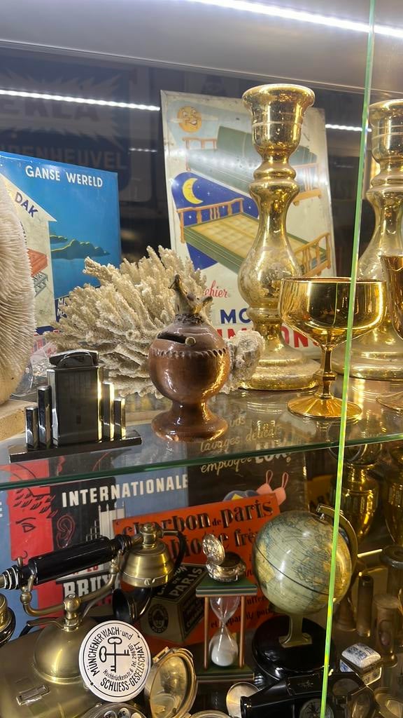 Tirelire en poterie de limon du XVIIe siècle avec sifflet, Enlèvement ou Envoi