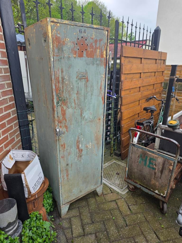 Oude lokkerkast uit een oude koolmijn, Ophalen of Verzenden