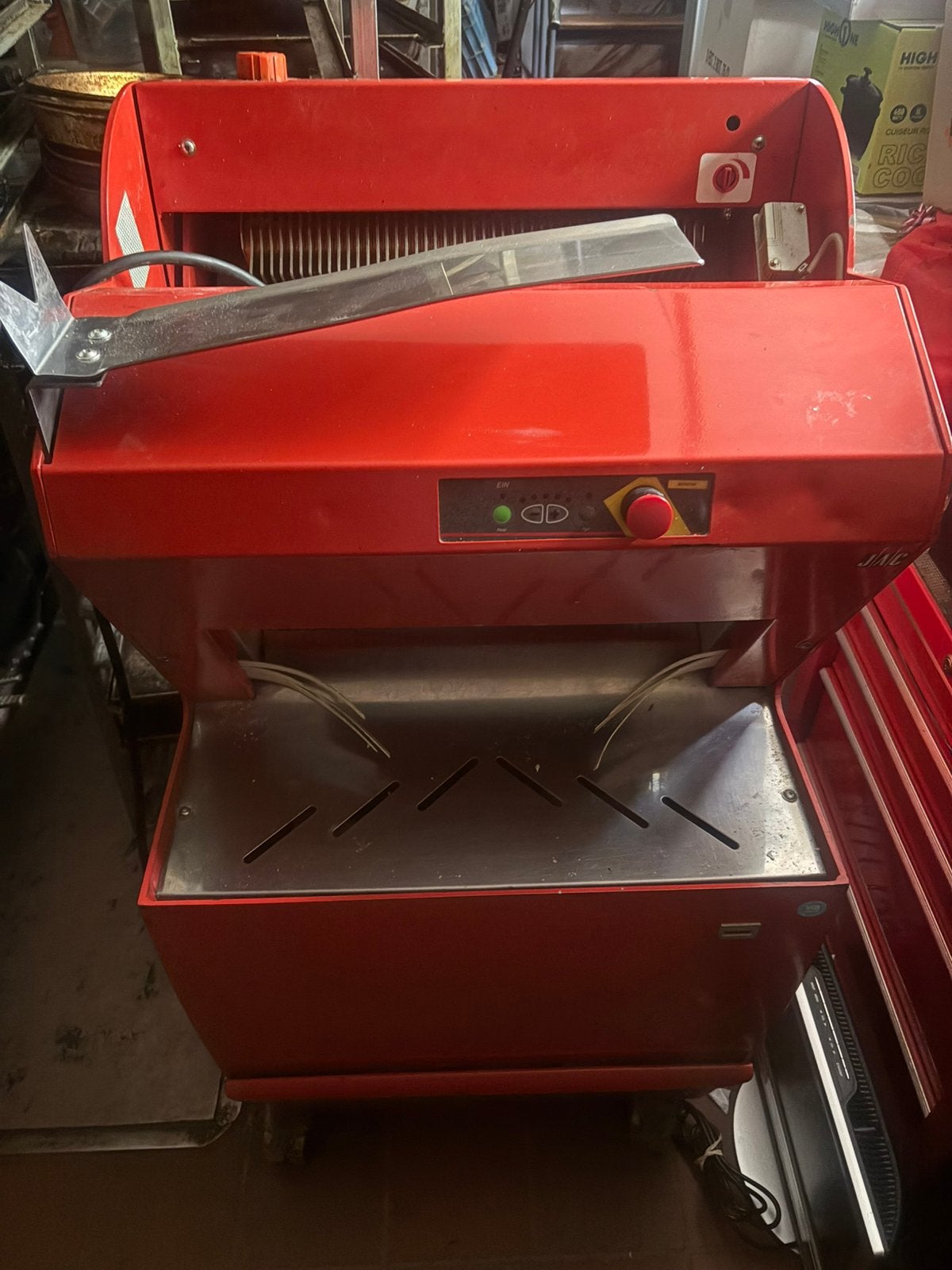 Broodsnijmachine JAC, Ophalen