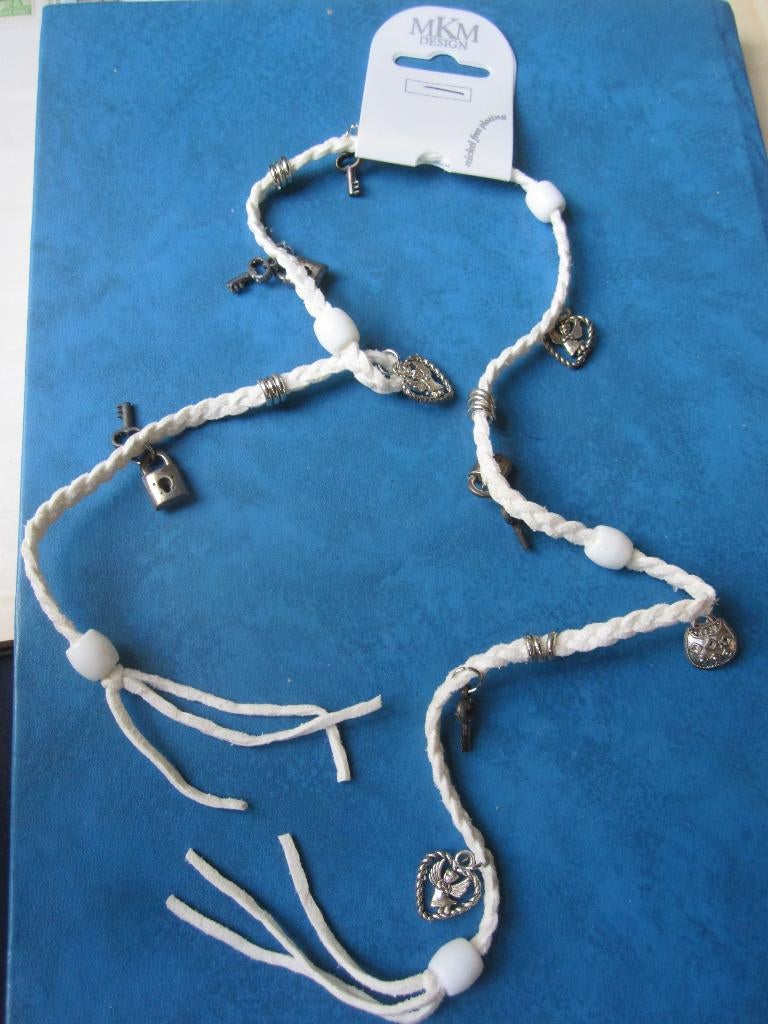 Touwtjesketting met bedeltjes (nieuw), Handtassen en Accessoires, Kettingen, Ophalen of Verzenden, Nieuw, Zilver, Overige materialen
