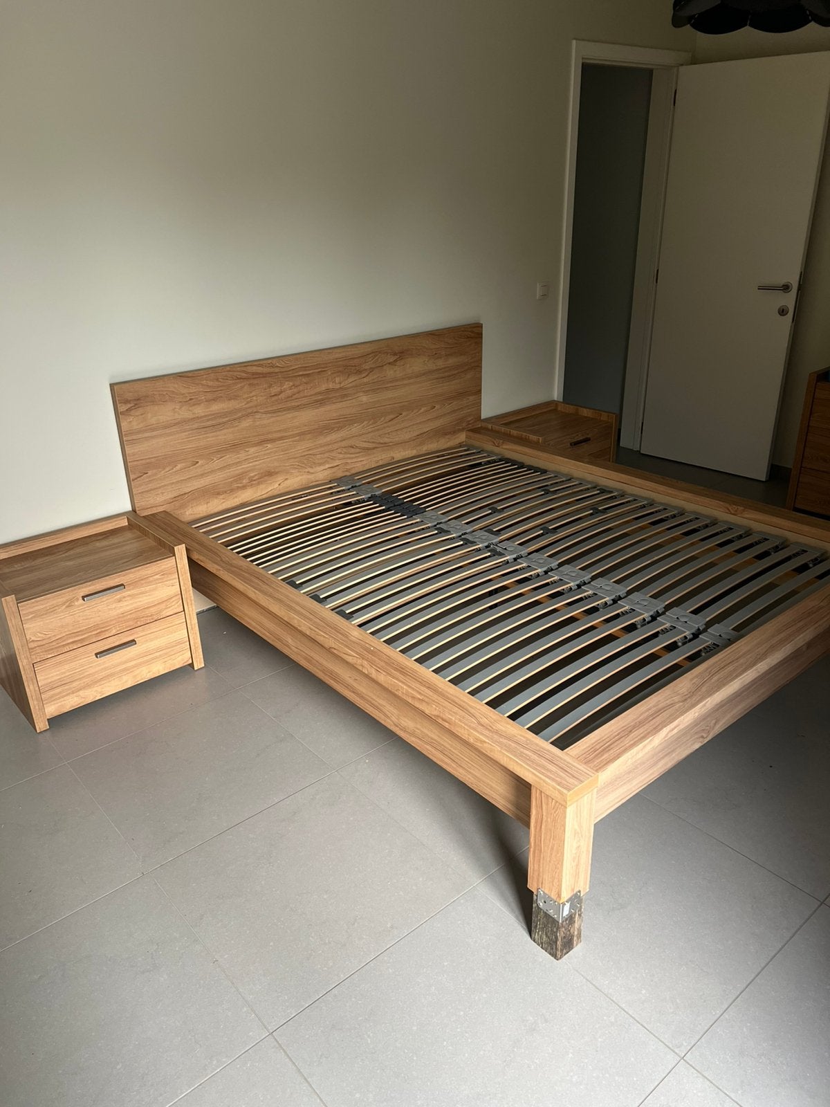Houten bed + 2 nachtkastjes (25/stuk), Ophalen, Gebruikt