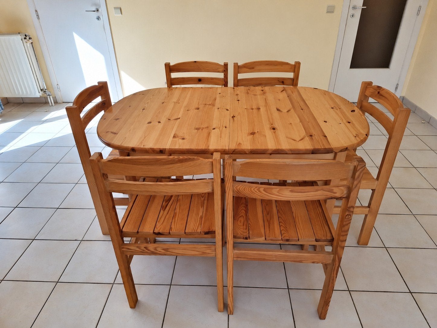 A VENDRE jolies table et chaises en pin massif, Maison & Meubles, Enlèvement, Comme neuf, Intemporel, 4 à 6 chaises