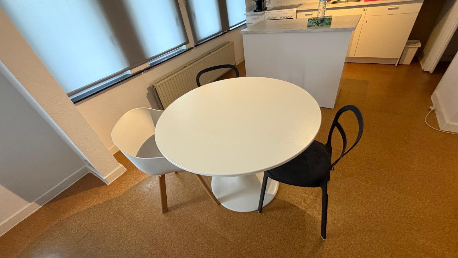 Ronde witte tafel, Ophalen, Zo goed als nieuw
