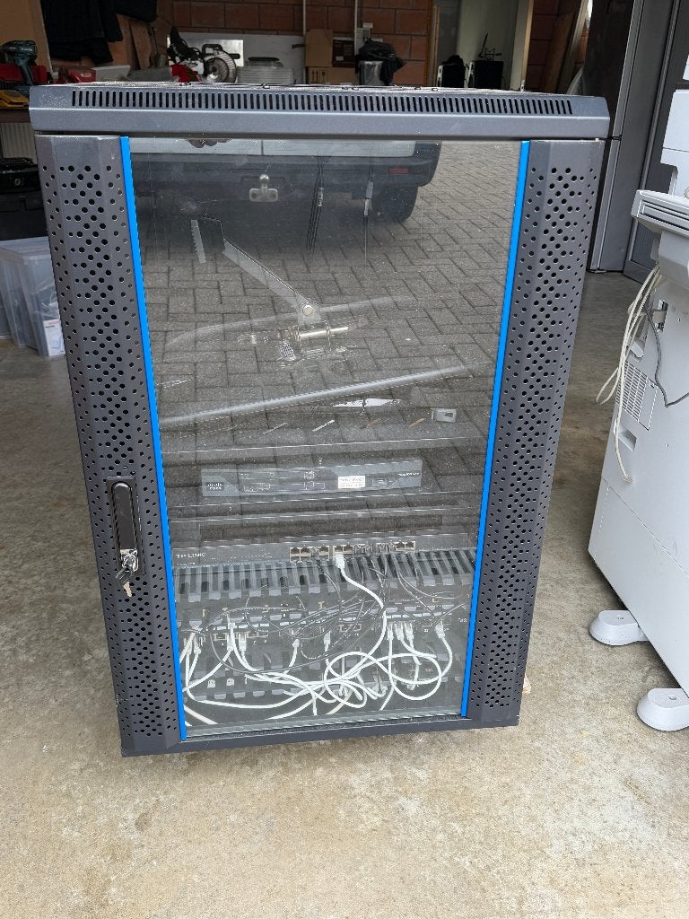 Kantooropruiming: IT/serverkast, Ophalen, Zo goed als nieuw