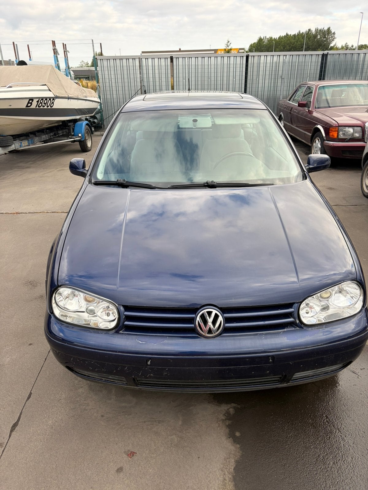 Vw golf vier. 0476499644, Auto's, Volkswagen, Voorwielaandrijving, Stof, 4 cilinders, Blauw