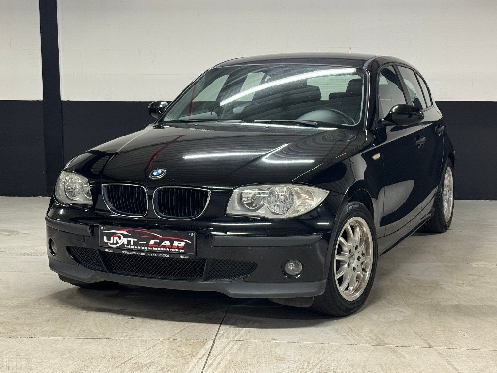 BMW 116i BENZINE/ZEER GOED ONDERHOUDEN/GEKEURD/GARANTIE/LEZ✅, Auto's, Dealer onderhouden, 4 cilinders, Zwart, Verwarmde buitenspiegels