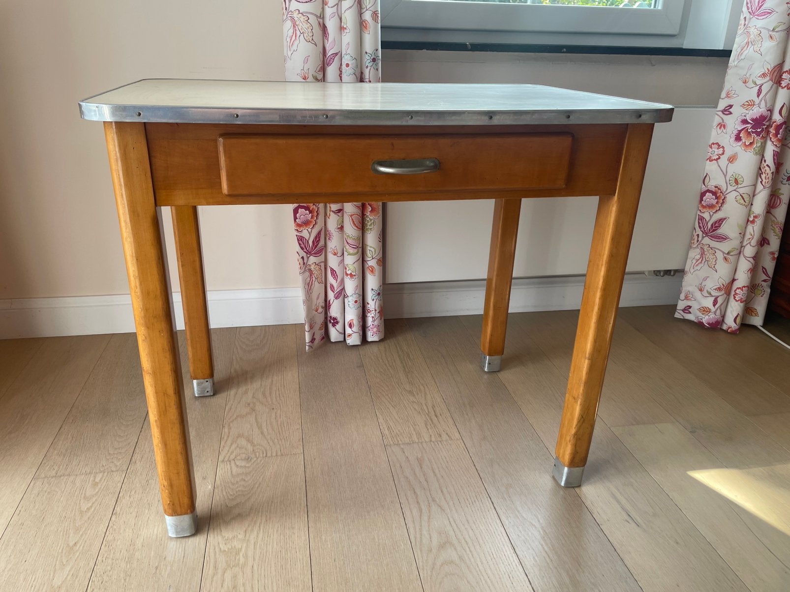 Petite table de cuisine des Années 50, Annees 50, 50 à 100 cm, Enlèvement, Utilisé