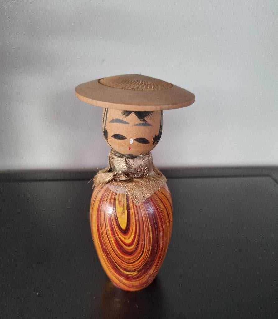 Leuke gemarmerde kokeshi, Antiek en Kunst, Verzenden