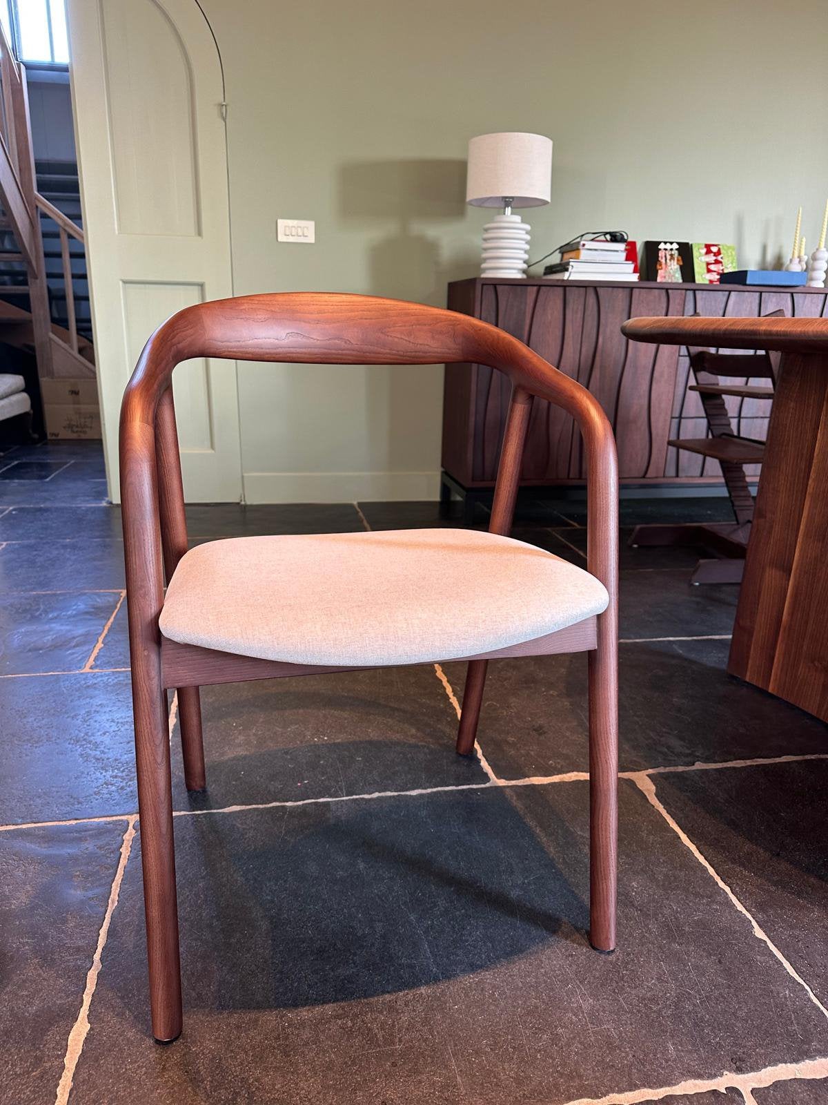 Eetkamerstoelen in japandi stijl (per 2 stuks), Huis en Inrichting, Stoelen, Ophalen, Zo goed als nieuw, Stof