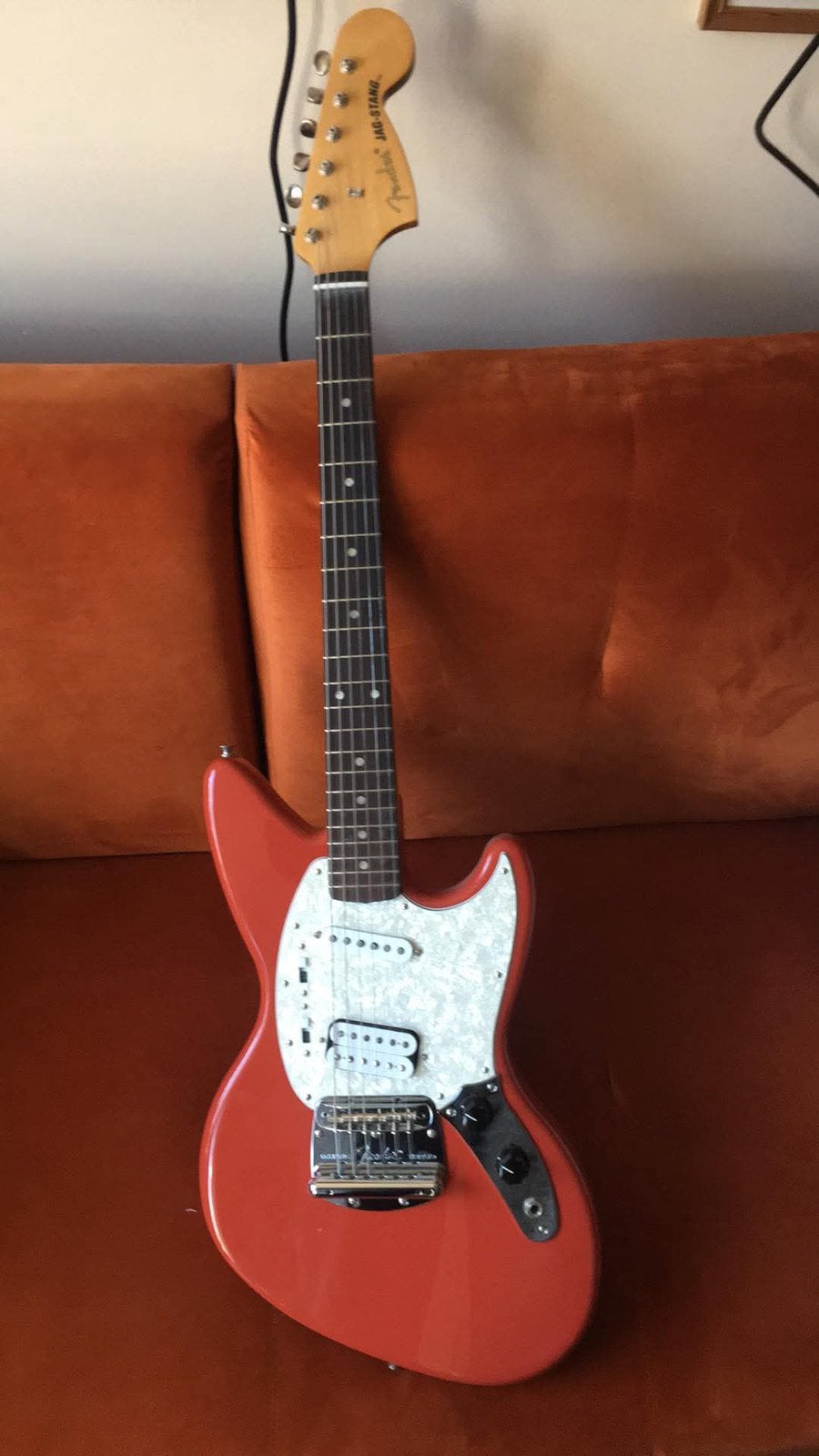 Fender Kurt Cobain Jagstang Fiesta Red, Musique & Instruments, Instruments à corde | Guitares | Électriques, Enlèvement, Comme neuf