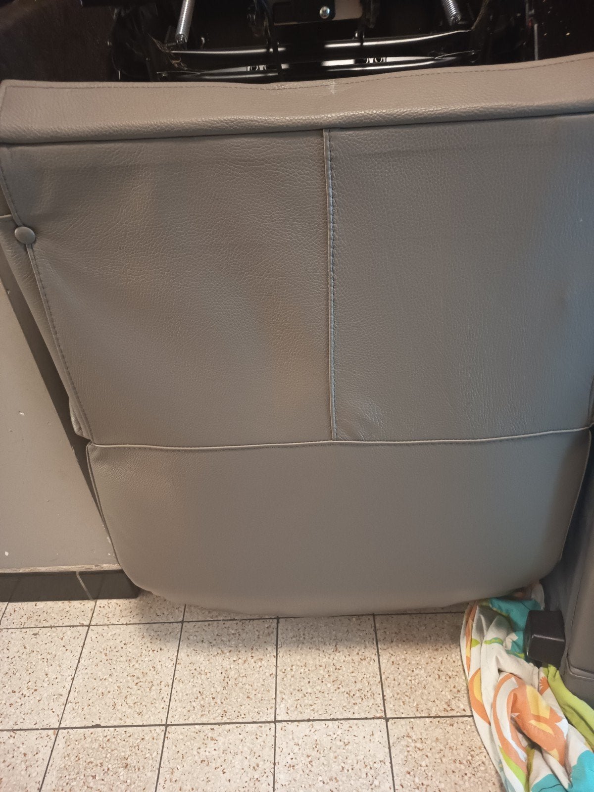 2 lederen elektrische relaxzetels toupe grijs met bediening, 100 tot 125 cm, Leer, Zo goed als nieuw, 50 tot 75 cm