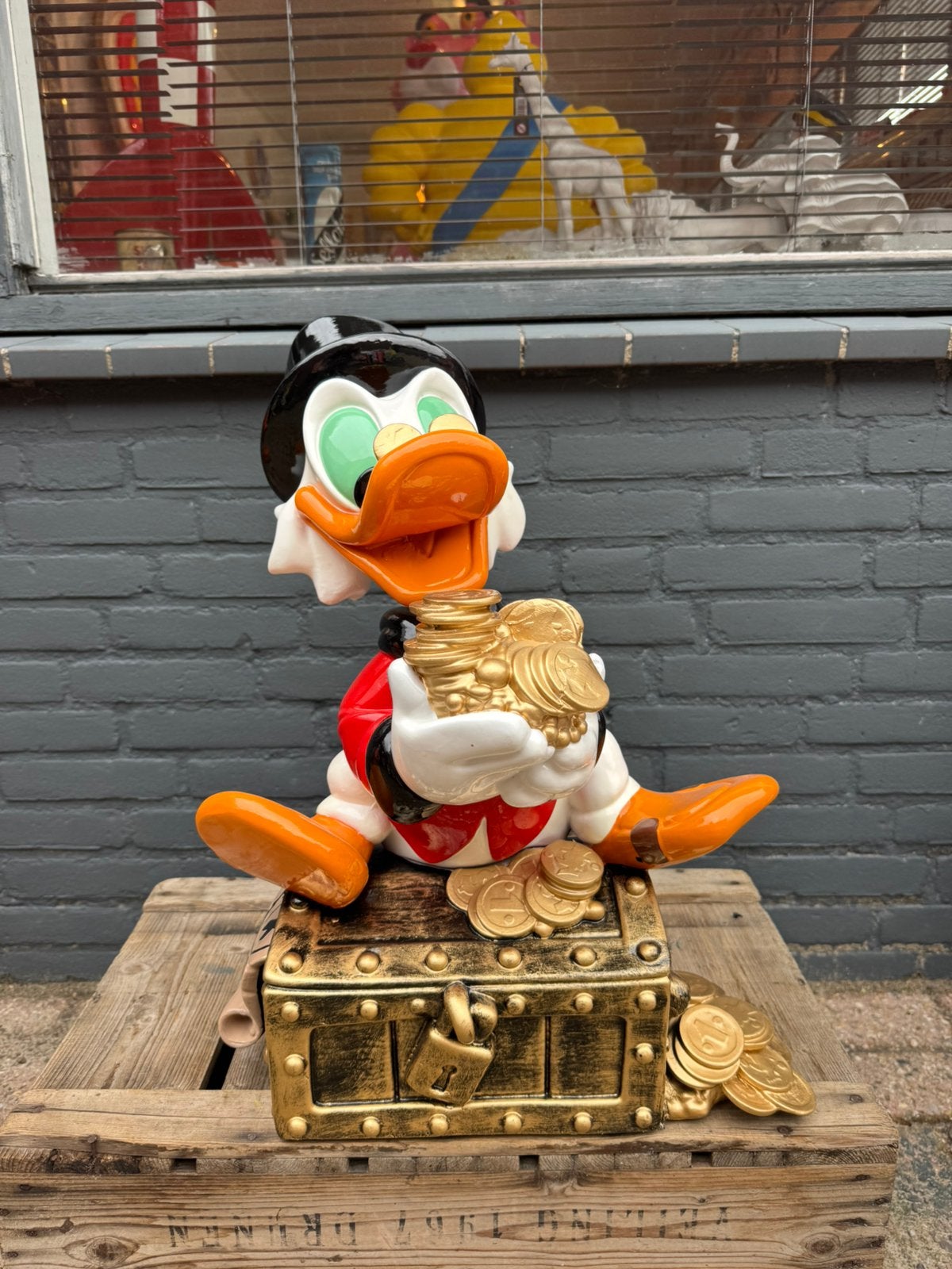Disney Scroodge beeld op Schatskist, Verzamelen, Ophalen, Gebruikt, Beeldje of Figuurtje, .