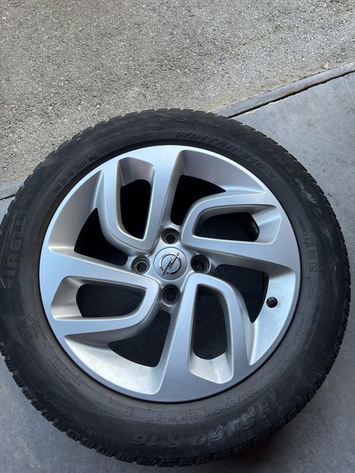 4 velgen met winterbanden Pirelli 195 /60 R16, Auto-onderdelen, Ophalen, Gebruikt, 16 inch, Banden en Velgen