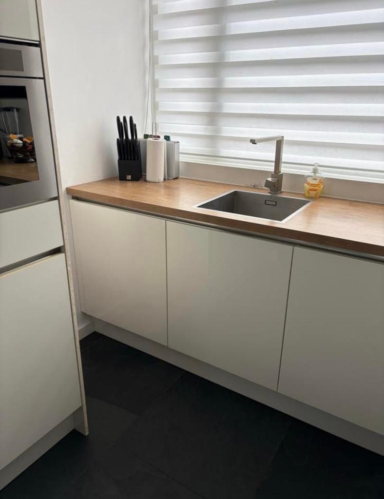 ✨ HOOGGLANS KEUKEN MET KASTENWAND✨, Huis en Inrichting, Keuken | Complete keukens, Wit, Hoekkeuken, Ophalen of Verzenden, Zo goed als nieuw