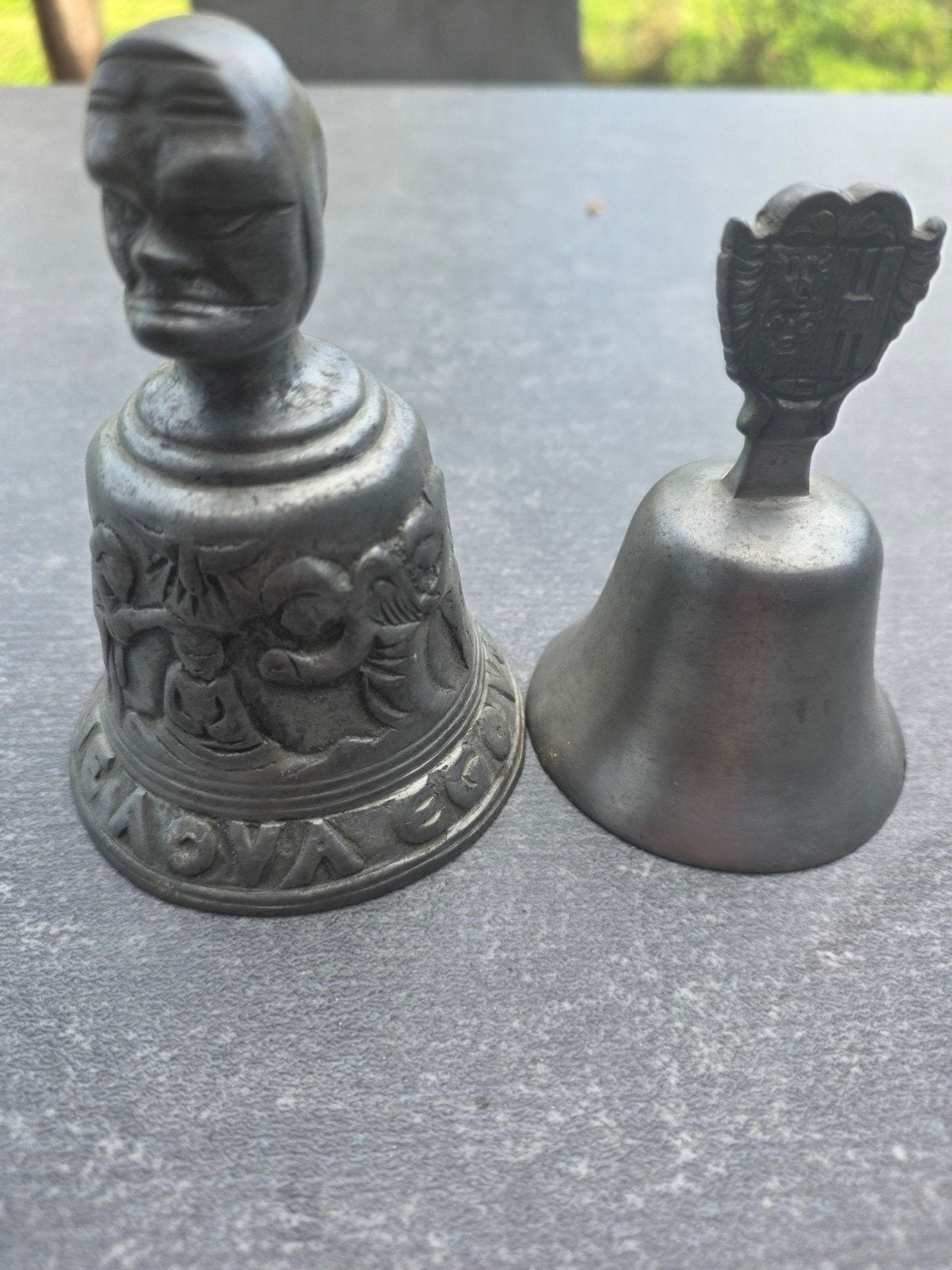ensemble de 2 cloches vintage en étain. Marquée. fort relief, Enlèvement ou Envoi