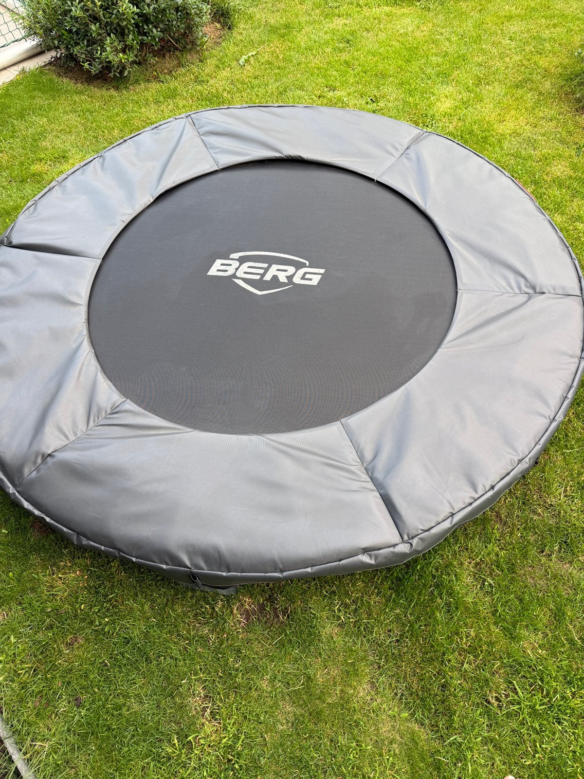Berg trampoline 200 antraciet grijs 1 jaar oud, Kinderen en Baby's, Speelgoed | Buiten | Trampolines, Ophalen, Zo goed als nieuw