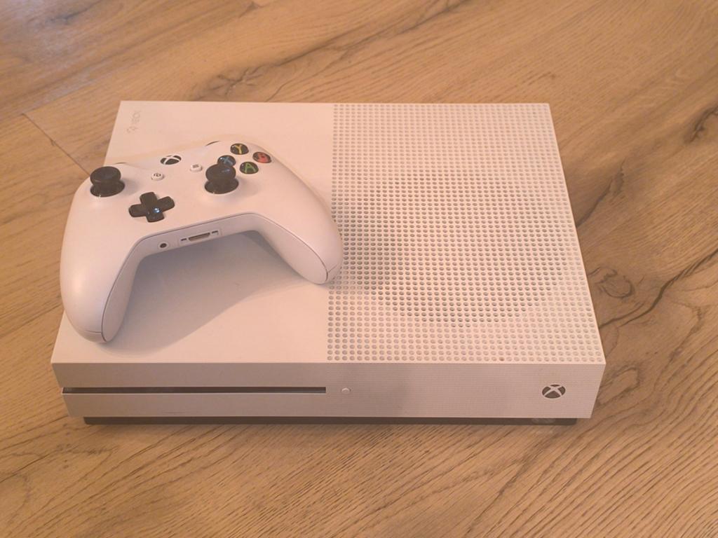 XBOX ONE S 500GB + 6 SPELLEN, Consoles de jeu & Jeux vidéo, Enlèvement