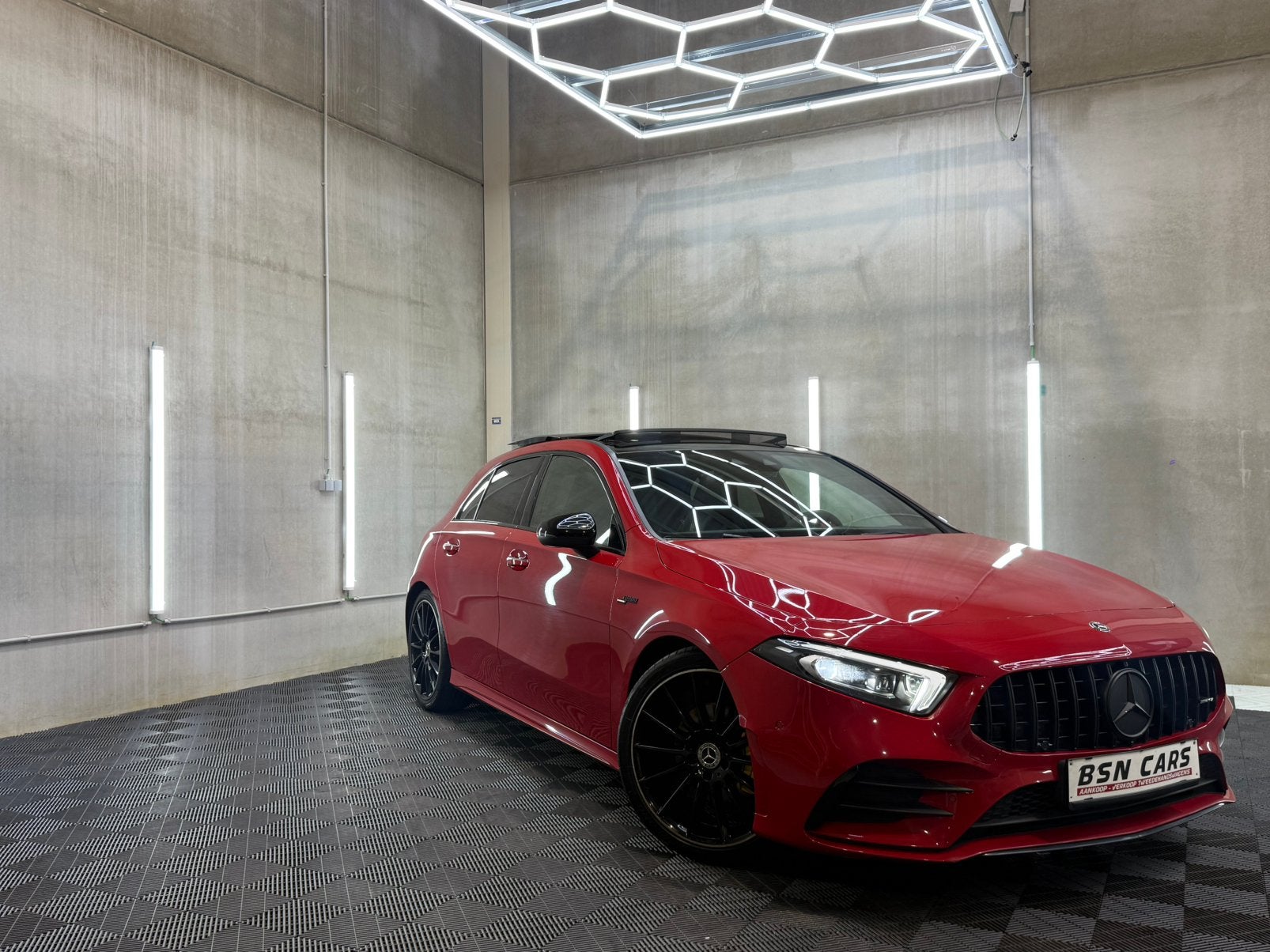 MERCEDES-BENZ A180D/A35 LOOK/PANO/MEMORY/SFEER/CARPLAY/GRNTI, Autos, Rouge, Achat, Euro 6, Entreprise