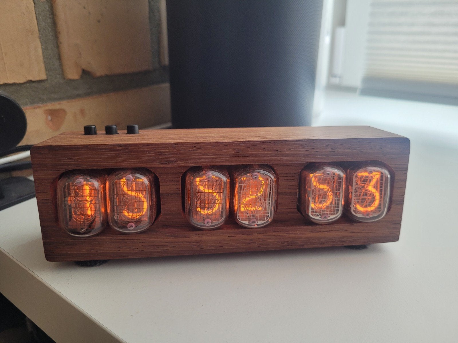 Walnoot nixie klok IN-12, Ophalen