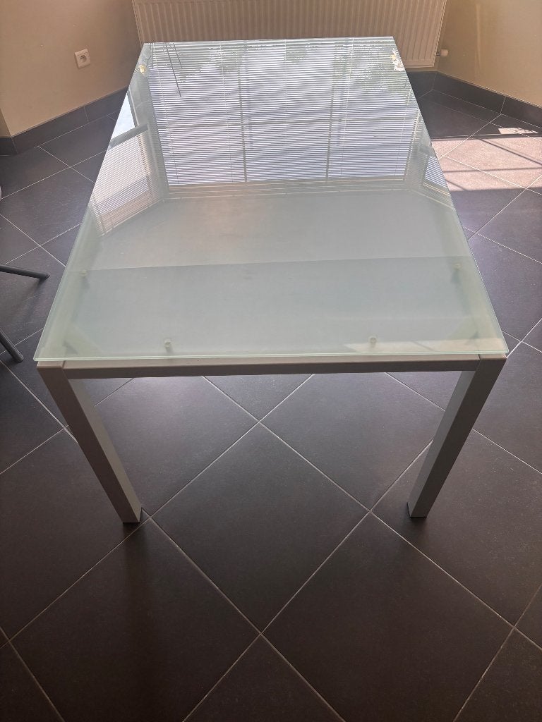 Moderne glazen eettafel met metalen poten, Huis en Inrichting, Ophalen, Gebruikt, 100 tot 150 cm, 50 tot 100 cm