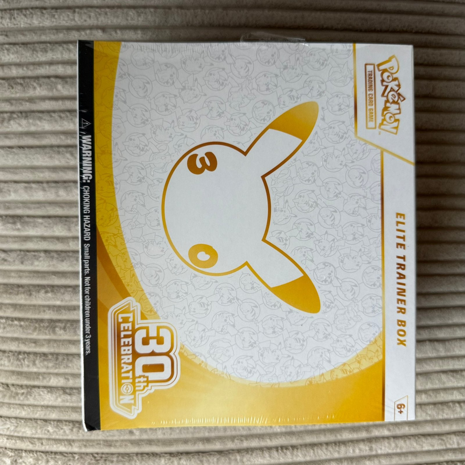 Pokemon 30th celebration - Elite Trainer Box met scheurtje, Ophalen of Verzenden, Nieuw, Meerdere kaarten