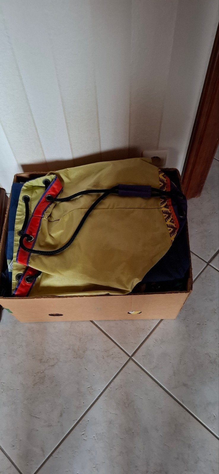 5 goed opgevulde bananendozen met gerief voor de rommelmarkt, Ophalen
