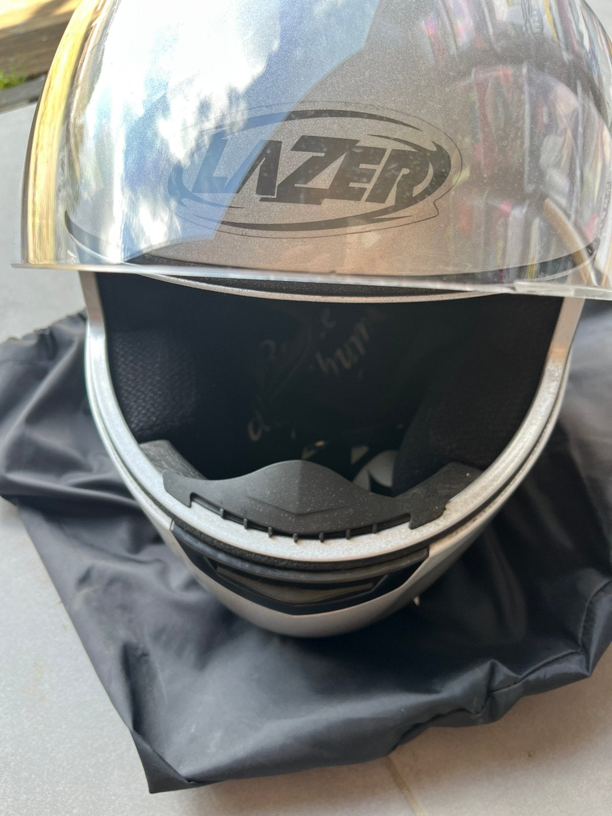 Zilverkleurige helm, Ophalen, L
