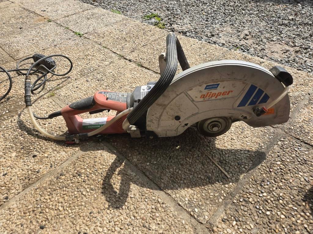 Te koop: 2 professionele betonzagen, Bricolage & Construction, Outillage | Meuleuses, Enlèvement ou Envoi