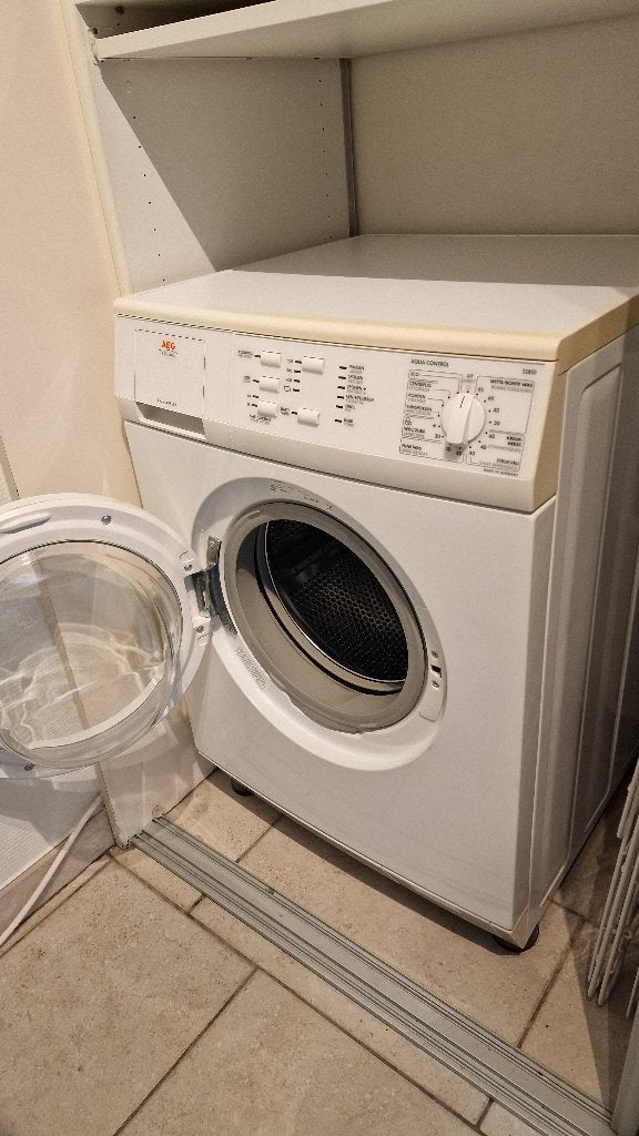 Machine à laver AEG - presque neuve - avec minuterie, 1200 à 1600 tours, 6 à 8 kg, Programme lavage à la main, Comme neuf