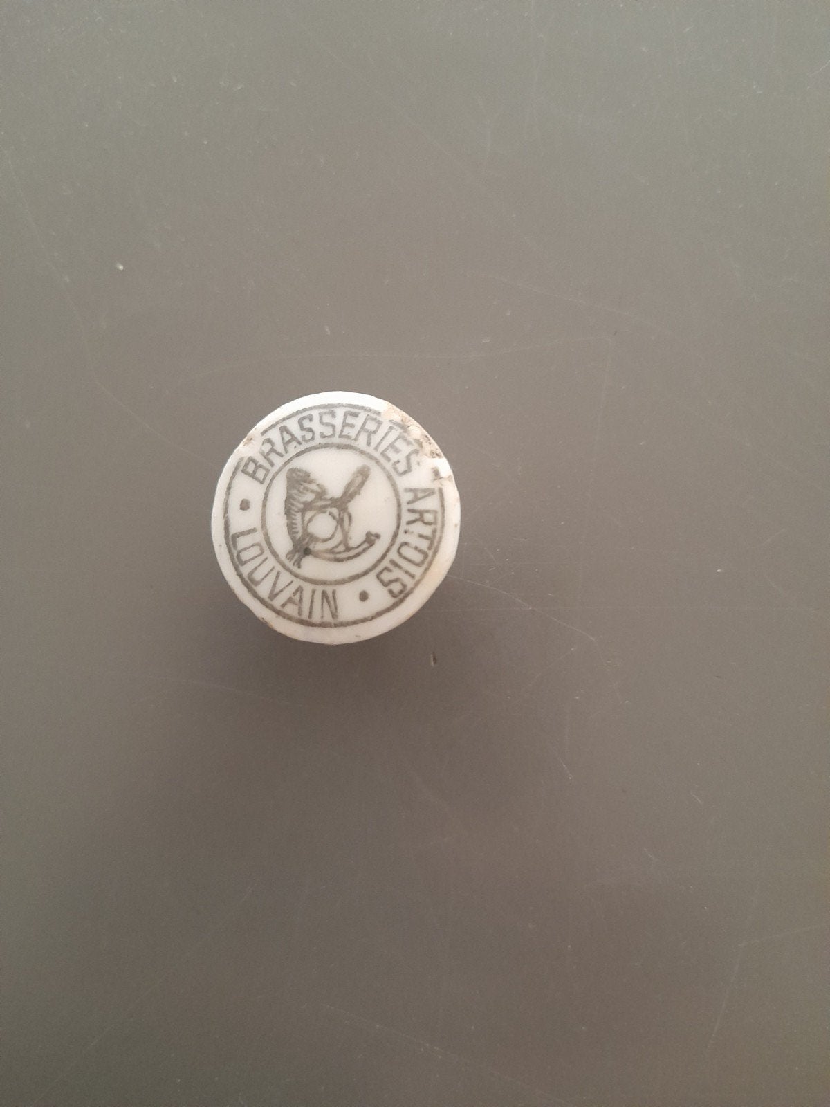 porseleinen bierdop  brasserie artois louvain, Verzamelen, Ophalen of Verzenden