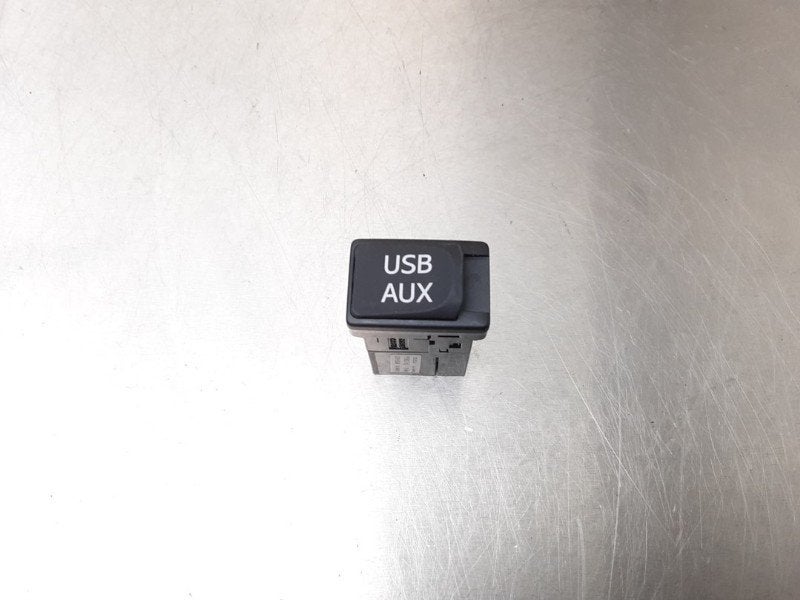 AUX/USB POORT Subaru Trezia (01-2011/-), Subaru, Gebruikt, Subaru Deutschland GmbH, Emil-Frey-Straße 6
61169  Friedberg, DE