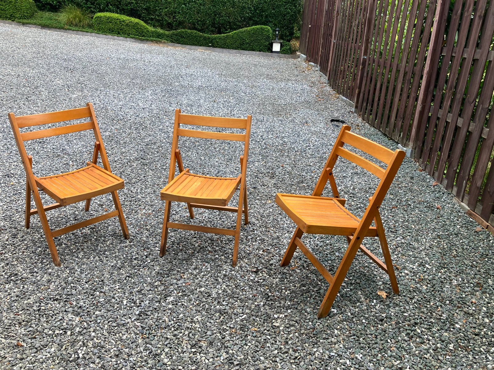 Set van drie lichte houten klapstoelen, Huis en Inrichting, Ophalen of Verzenden, Zo goed als nieuw, Hout, Drie