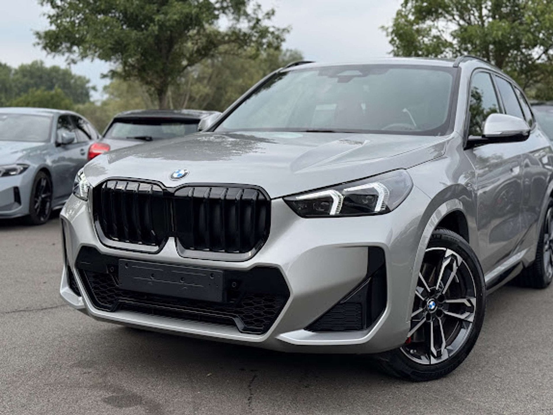 BMW X1 sDrive18i M Sport Pro / PANO / CAM / KEYLESS / SPOILE, Gebruikt, Parkeerassistent, 136 pk, Bedrijf