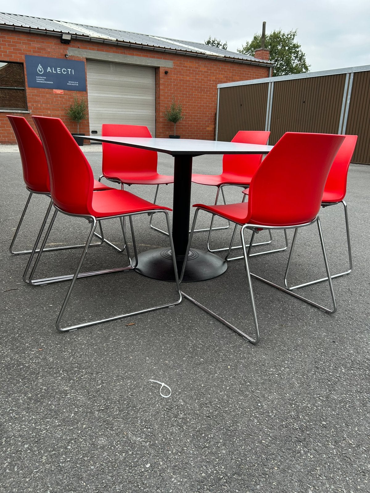 Italiaanse designstoelen met tafel, Ophalen, Zo goed als nieuw, Kunststof