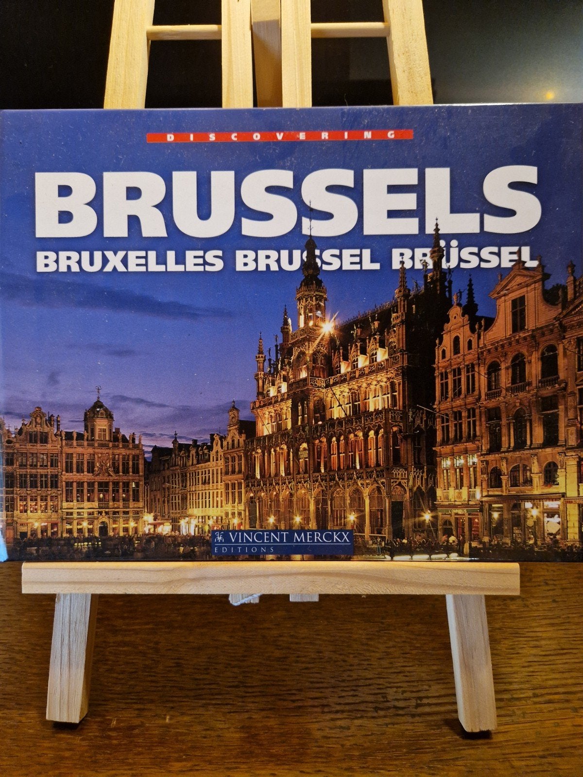 Très beau livre en 4 langues « À la découverte de Bruxelles , Enlèvement