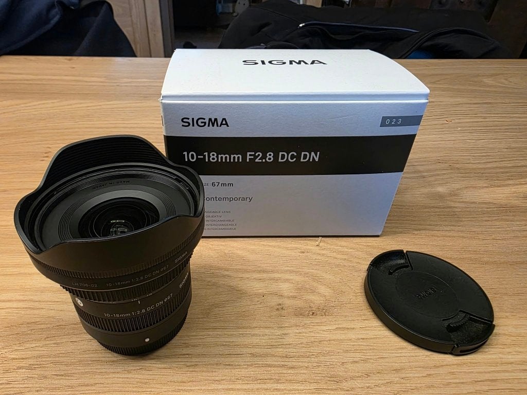 Sigma 10-18mm F2.8 DC DN Fuji X, Sigma, Zo goed als nieuw, Zonnekap, Fujifilm X-mount