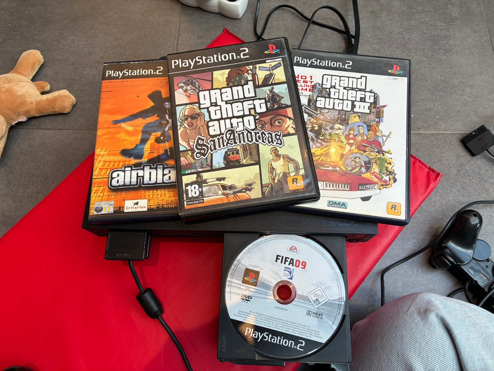 Playstation 2 gta 3 en san Andreas airblade fifa09, Games en Spelcomputers, Ophalen, Gebruikt, Met games, Met 2 controllers