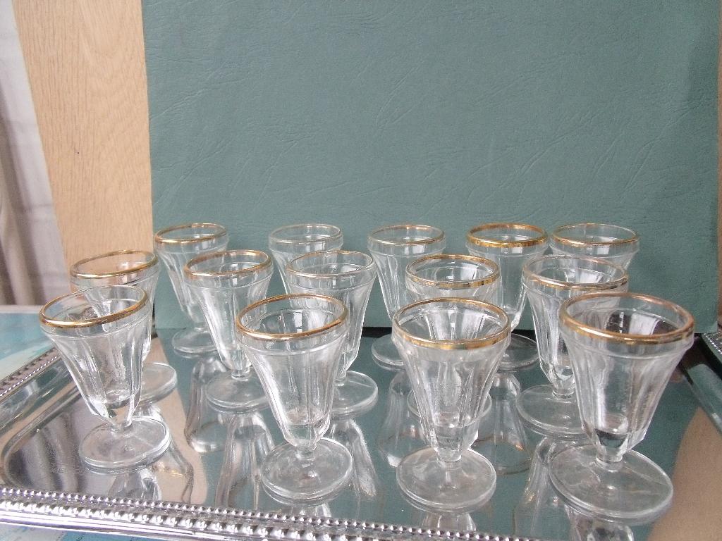 14  verres service à liqueur à bord doré, Enlèvement, Comme neuf, Verres et Verres à shot